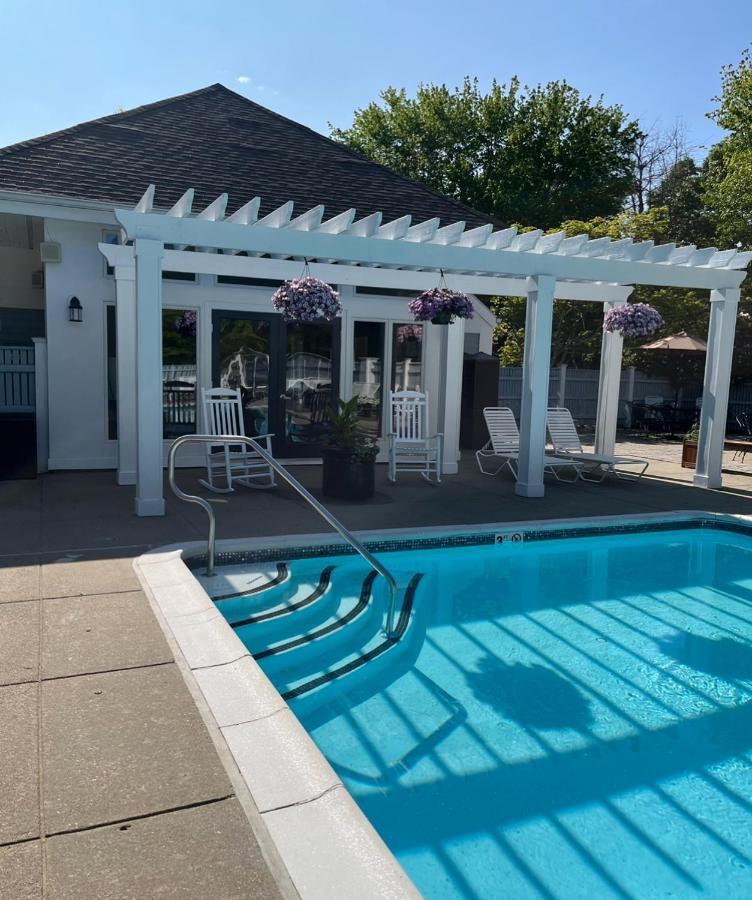 Getaway Villa- 3 Mins To Mohegan- Fully Stocked With Two Full Beds & Fireplace- Jacuzzi, Saltwater Pools, Sauna Norwich Zewnętrze zdjęcie